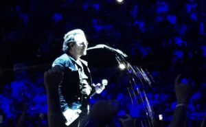 U2 Bono eau